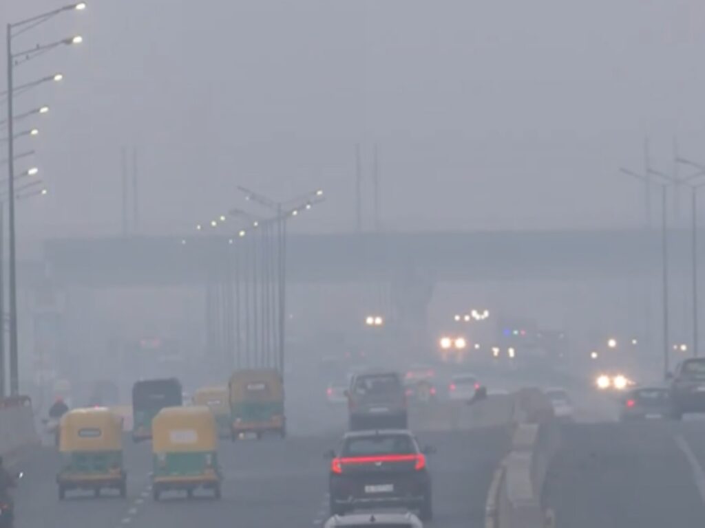 Delhi surrounded by poisonous smog, AQI still in 'very poor' category