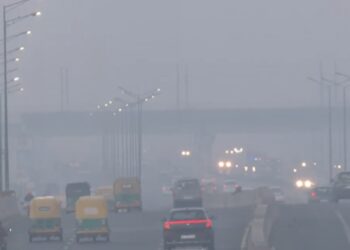 Delhi surrounded by poisonous smog, AQI still in 'very poor' category