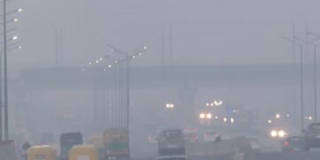 Delhi surrounded by poisonous smog, AQI still in 'very poor' category
