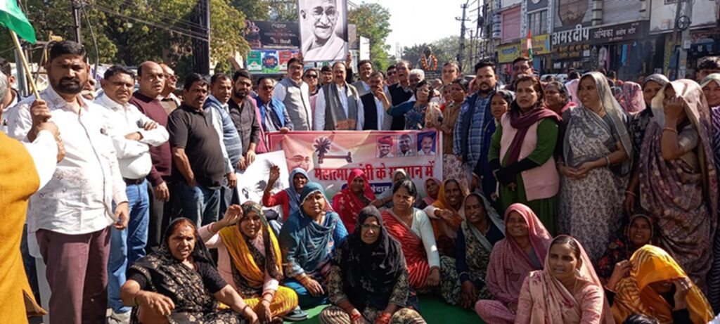 Demonstration of District Congress Bhilwara (city) against changes in MNREGA