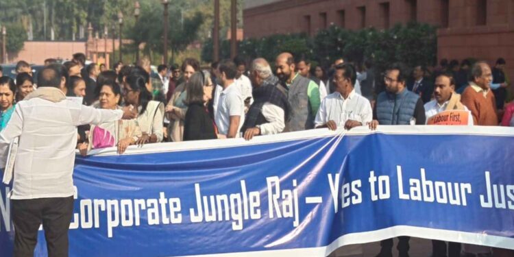 Demonstration of INDIA alliance with Rahul-Sonia in Parliament, said- 'Corporate jungle raj is not wanted'