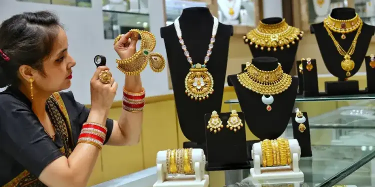 Despite gold becoming cheaper, silver is doing wonders, know the new gold-silver rates and the right timing of buying and selling.