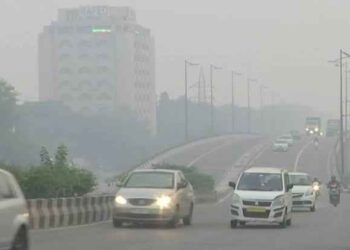 Difficult to breathe in Delhi, AQI crosses 400 along with dense fog
