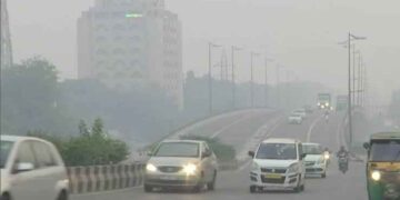 Difficult to breathe in Delhi, AQI crosses 400 along with dense fog