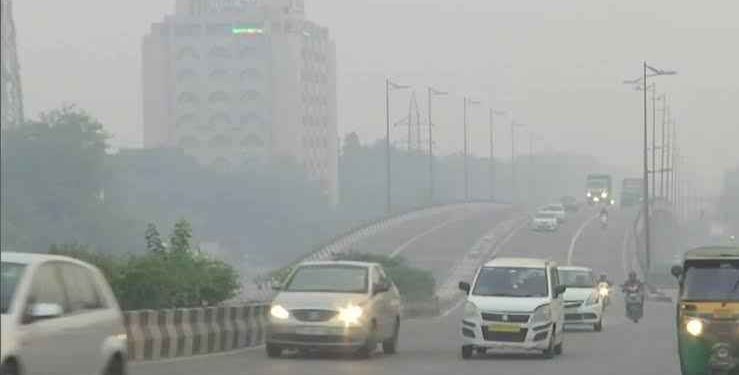 Difficult to breathe in Delhi, AQI crosses 400 along with dense fog