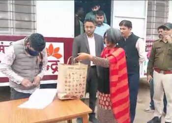 District Collector donated old warm clothes to Chief Minister Sadbhavna Center