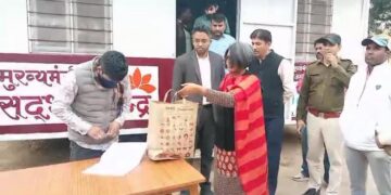 District Collector donated old warm clothes to Chief Minister Sadbhavna Center