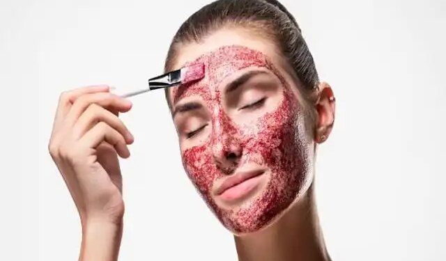 Does applying period blood on the face really increase glow? Know from experts how safe is this beauty trend