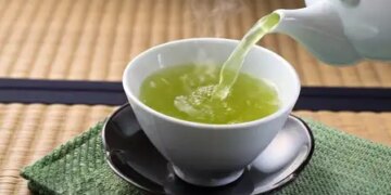 Due to these mistakes, green tea can harm your health, it can cause many problems including stomach ache.