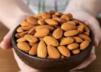 Eat almonds daily and make your heart strong, mind and body will also remain healthy.
