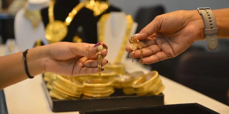 Gold Price Alert: Big fall in the price of 24-18 carat gold, know how much the price has reduced before buying.
