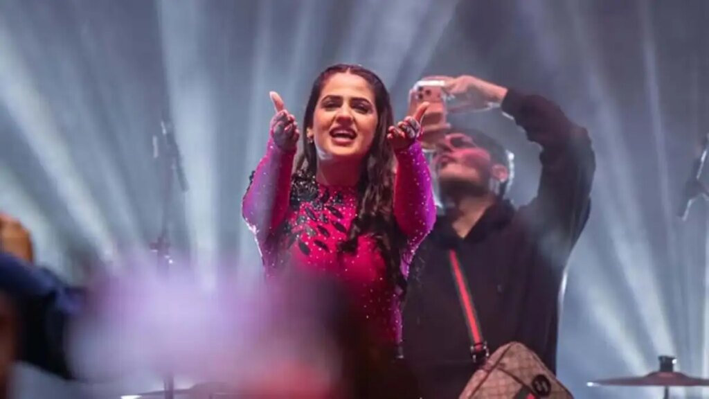 Haryanvi star Pranjal Dahiya got angry over misbehavior in live show, watch the video and reprimanded the old man from the stage.