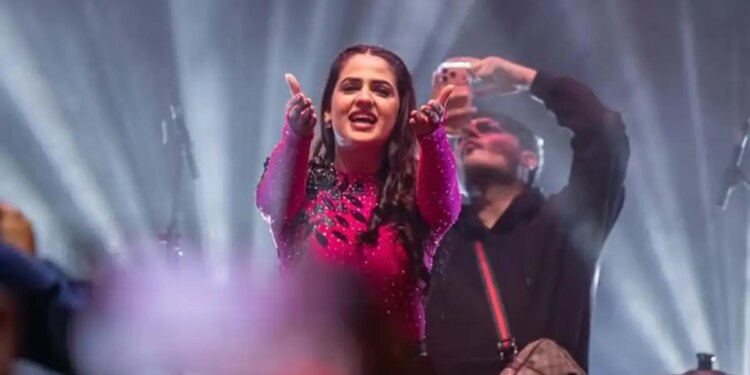 Haryanvi star Pranjal Dahiya got angry over misbehavior in live show, watch the video and reprimanded the old man from the stage.