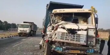 Horrific road accident in Jehanabad, speeding Bolero collides with divider and collides with highway, two drivers injured