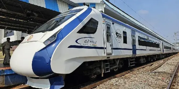 In Banaras, Prime Minister Modi flagged off 4 new Vande Bharat trains, travel time will be reduced.