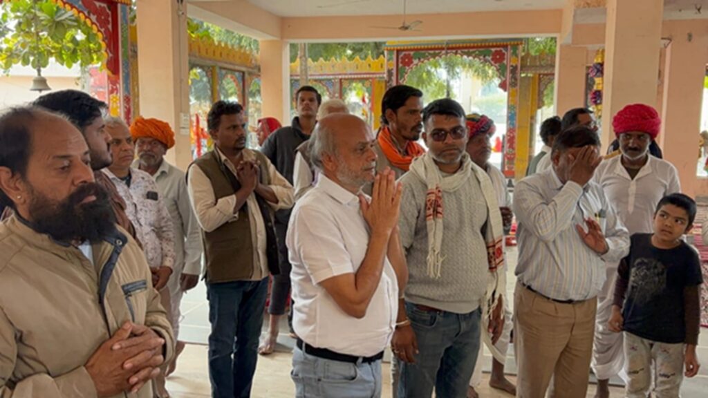 In Kuwada, MLA Ashok Kothari listened to the problems of the area residents at Veer Tejaji site, assured of solution.