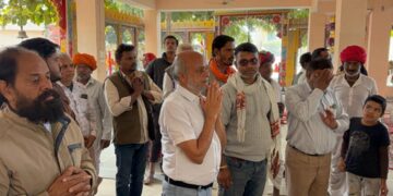 In Kuwada, MLA Ashok Kothari listened to the problems of the area residents at Veer Tejaji site, assured of solution.