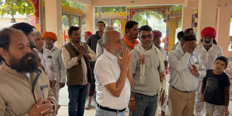 In Kuwada, MLA Ashok Kothari listened to the problems of the area residents at Veer Tejaji site, assured of solution.