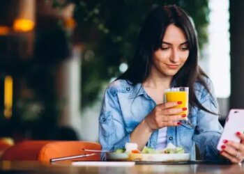 Indians have become badly addicted to smartphones! It is used the most during work, see Vivo study's shocking figures here