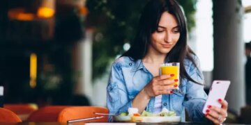 Indians have become badly addicted to smartphones! It is used the most during work, see Vivo study's shocking figures here
