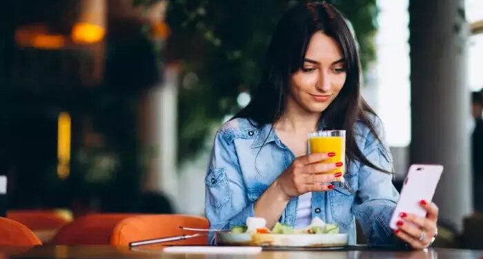 Indians have become badly addicted to smartphones! It is used the most during work, see Vivo study's shocking figures here