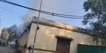 Madhya Pradesh: Massive fire in the medicine store of Rajgarh District Hospital, controlled after two hours of effort.