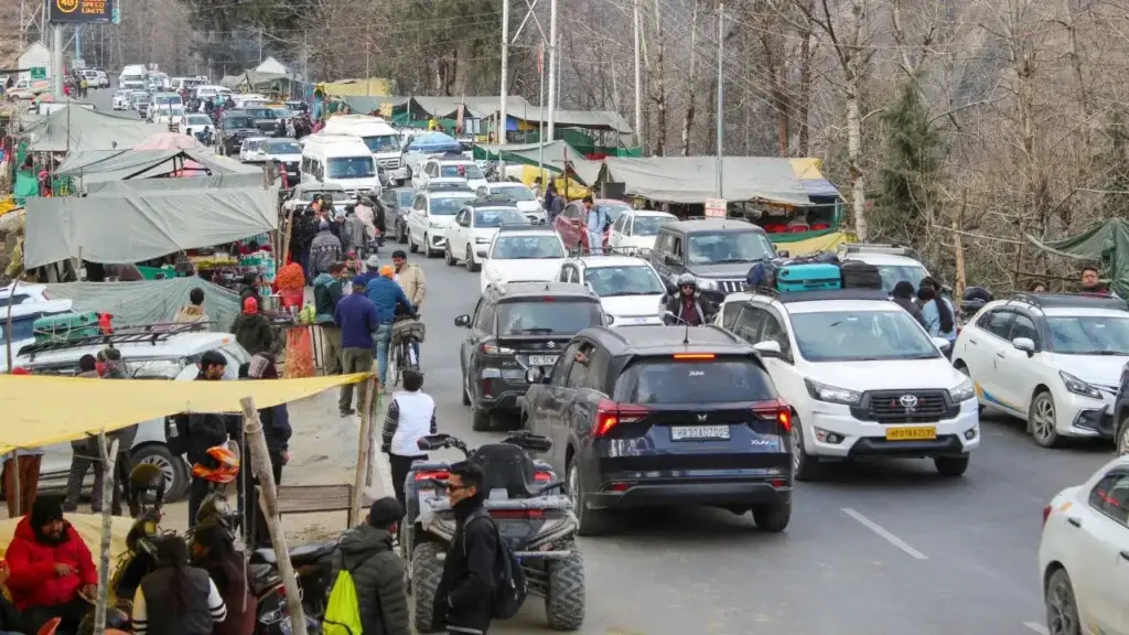 Mahajaam in Manali on New Year! Crowd, traffic and indifference of weather… the hope of snowfall was also dashed, the thrill of holidays faded.