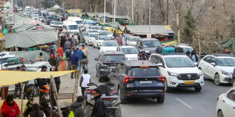 Mahajaam in Manali on New Year! Crowd, traffic and indifference of weather… the hope of snowfall was also dashed, the thrill of holidays faded.