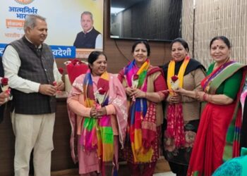 Mahila Morcha officer sisters honored on Khadi and Village Industries membership