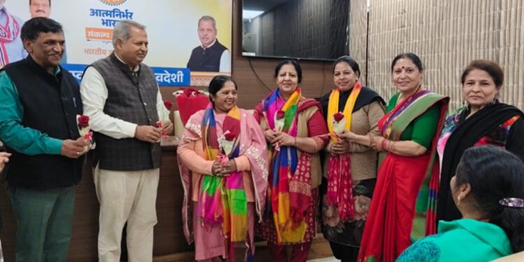Mahila Morcha officer sisters honored on Khadi and Village Industries membership