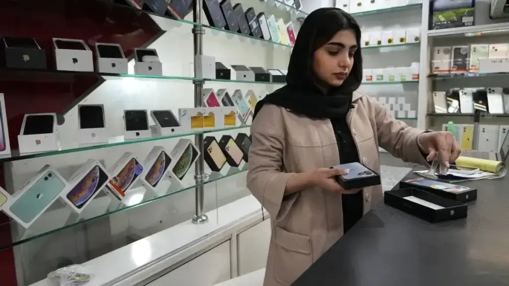 Mobile Prices 2026: If you are planning to buy a phone in the new year, then there is bad news for you, prices will rise by up to 6.9%.