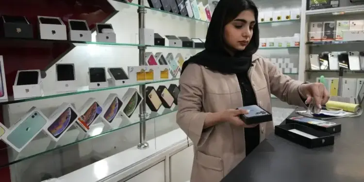 Mobile Prices 2026: If you are planning to buy a phone in the new year, then there is bad news for you, prices will rise by up to 6.9%.