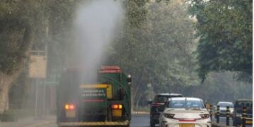 No respite from suffocating air in capital Delhi, AQI recorded more than 300