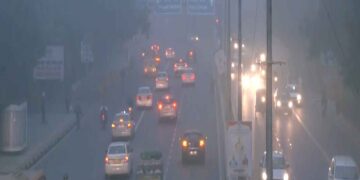 Pollution continues to wreak havoc in Delhi, AQI 'very bad' amid blanket of smog