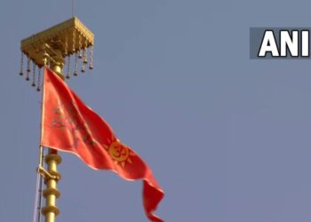 Prime Minister Modi hoisted the flag on the peak of Ram Janmabhoomi temple, said - today the whole of India and the world is Rammay.