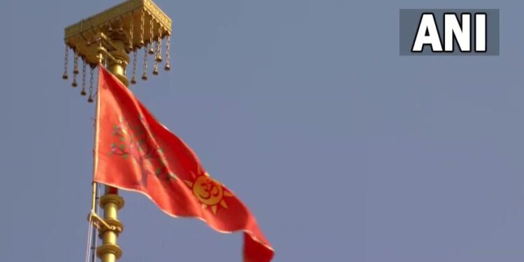 Prime Minister Modi hoisted the flag on the peak of Ram Janmabhoomi temple, said - today the whole of India and the world is Rammay.