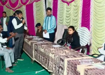 Public hearing in the cold night: Collector Tina Dabi listened to the problems of the villagers during the night chaupal in Bhedana, many cases were resolved on the spot.