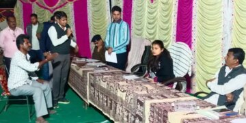Public hearing in the cold night: Collector Tina Dabi listened to the problems of the villagers during the night chaupal in Bhedana, many cases were resolved on the spot.