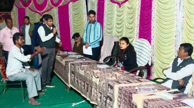 Public hearing in the cold night: Collector Tina Dabi listened to the problems of the villagers during the night chaupal in Bhedana, many cases were resolved on the spot.