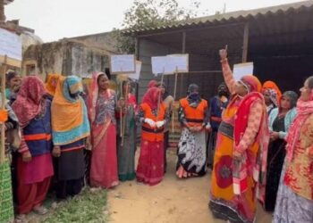 Rajivika women's uproar against sarpanches in Halaina area, allegation on payment being stopped for 7 months - also complaint of demanding bribe