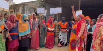 Rajivika women's uproar against sarpanches in Halaina area, allegation on payment being stopped for 7 months - also complaint of demanding bribe