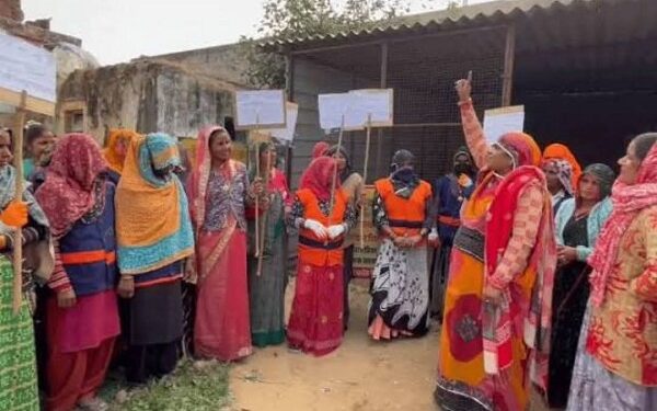Rajivika women's uproar against sarpanches in Halaina area, allegation on payment being stopped for 7 months - also complaint of demanding bribe