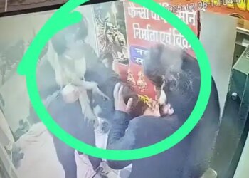 Robbery at gunpoint in Begusarai, four miscreants stole silver and jewelery from jewelery shop