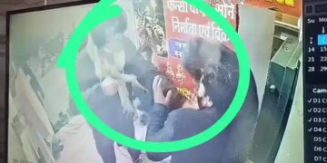 Robbery at gunpoint in Begusarai, four miscreants stole silver and jewelery from jewelery shop