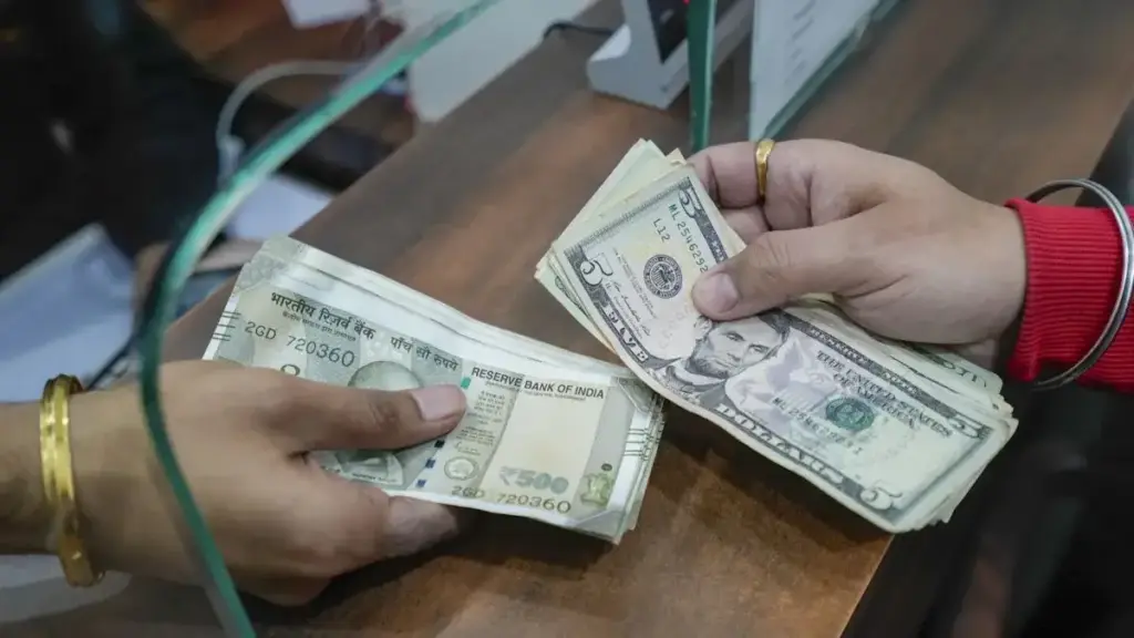 Rupee vs Dollar: Today closed 25 paise lower against the dollar, Rupee closed at the lowest level of 90.74.