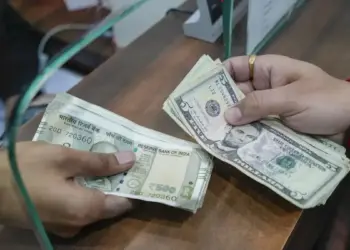 Rupee vs Dollar: Today closed 25 paise lower against the dollar, Rupee closed at the lowest level of 90.74.