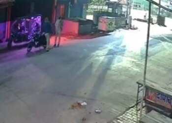 Shameful incident! Policemen took the unidentified body in an e-rickshaw and threw it at another place, CCTV footage went viral
