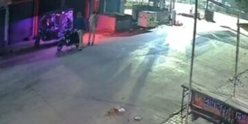 Shameful incident! Policemen took the unidentified body in an e-rickshaw and threw it at another place, CCTV footage went viral
