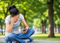 Smartphone is becoming the enemy of your health, risk of spondylitis due to long screen time