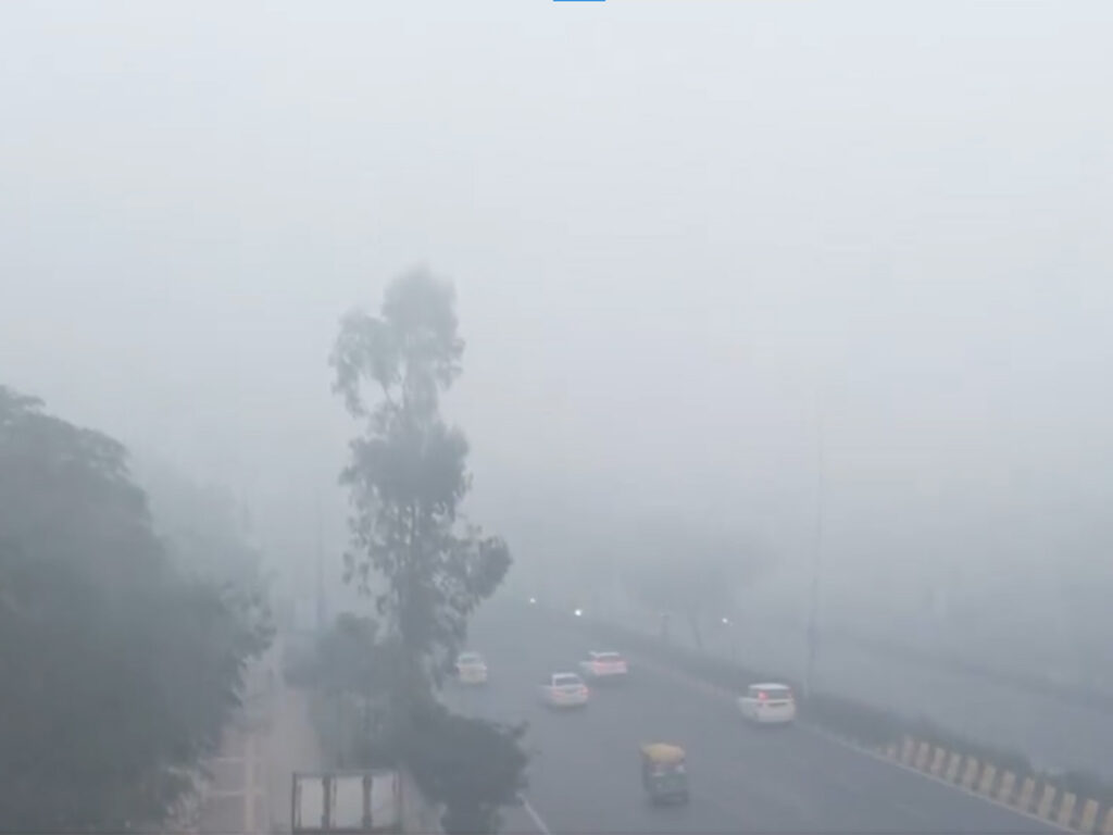 Smog and pollution hit Delhi, AQI above 400 in many areas